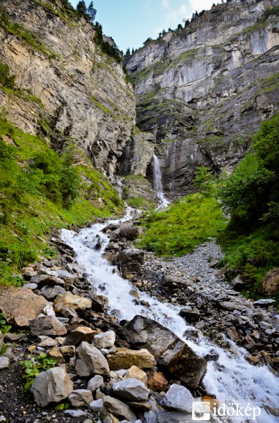 Vízesés a svájci Alpokban.