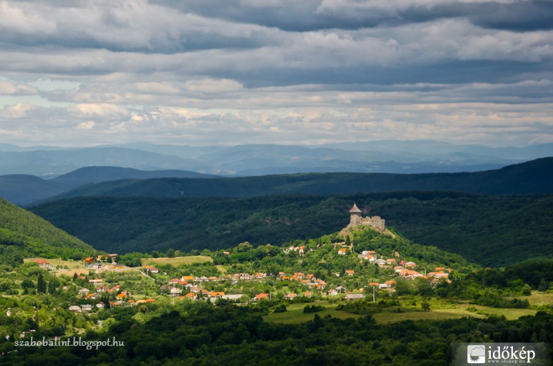 A napsütötte Somoskői vár és környéke, háttérben az Alacsony-Tátrával.