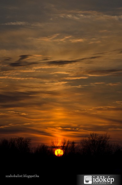 Az idei év utolsó naposzlopa Szegedről.