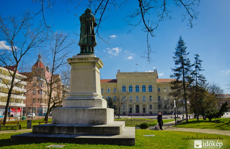 Mai napsütéses, de szeles nap Szegedről, a Dugonics térről