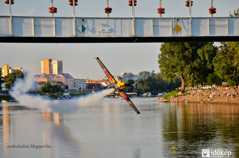 Repülés a híd alatt.