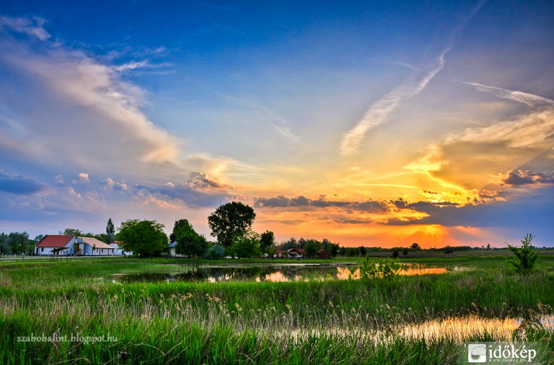 Alkonyati fények a mórahalmi Nagyszéksós-tónál.