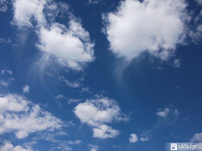 Altocumulus floccusok hókristályokat szórnak