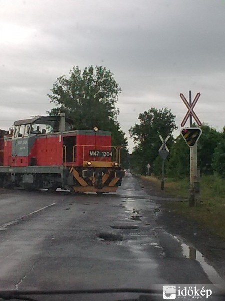 a 37 főuton Szerencs mellett a vasút még jár de már a sorompó le van takarva