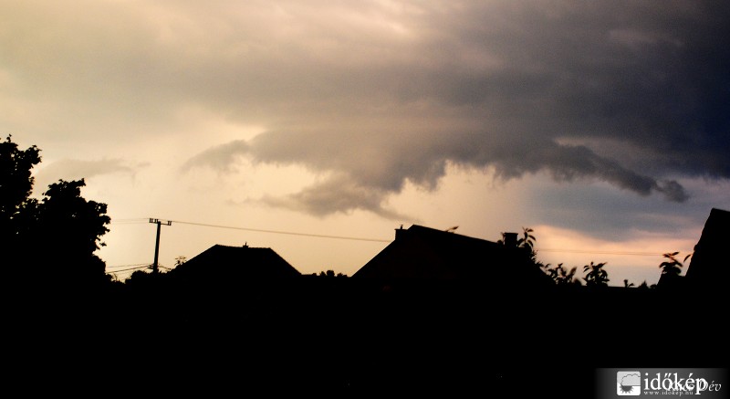 Érdekes peremfelhővel jött...