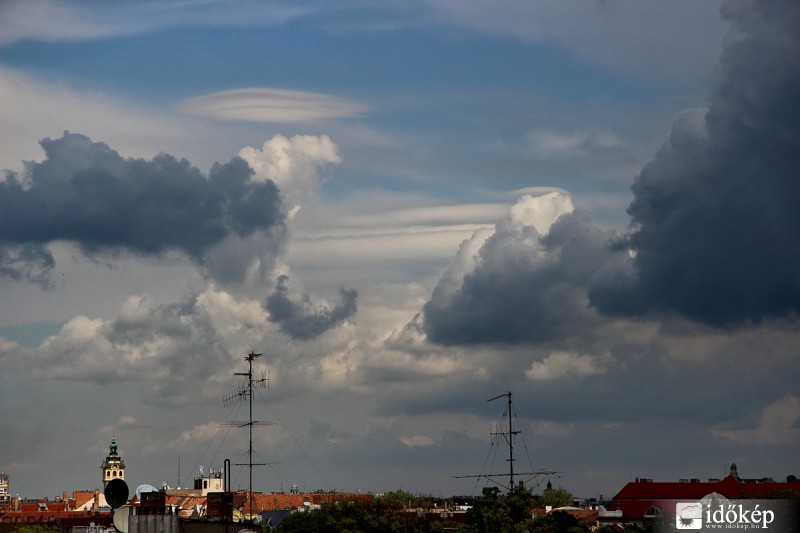 Pileus és lencsefelhő Szeged fölött