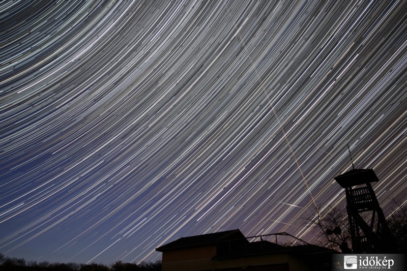 Hajnali csíkhúzós az Agostyáni csillagda felett