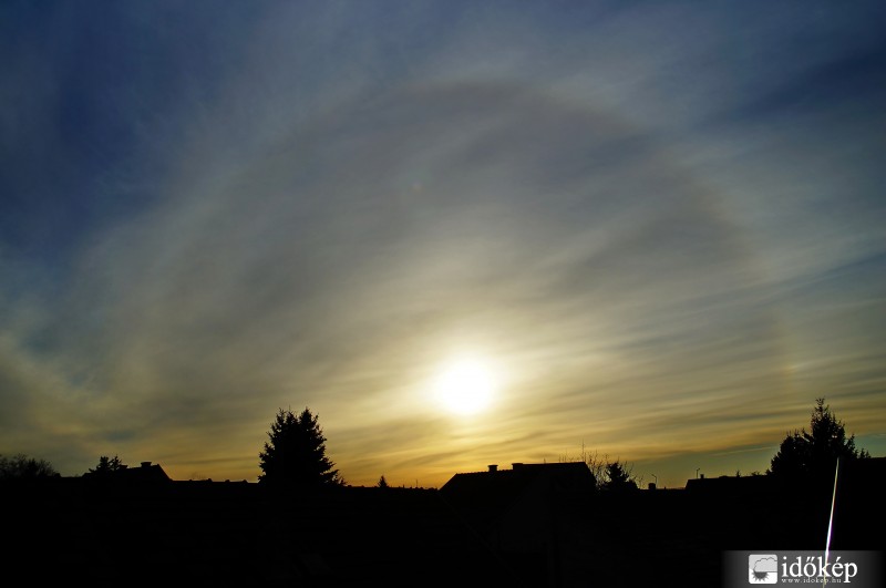 Halo naplemente előtt.