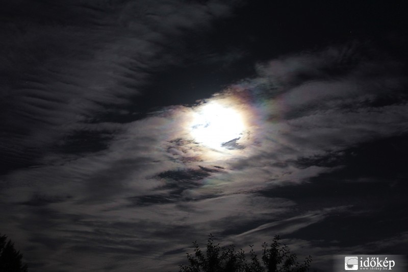Irizáló felhők, a holdnál.