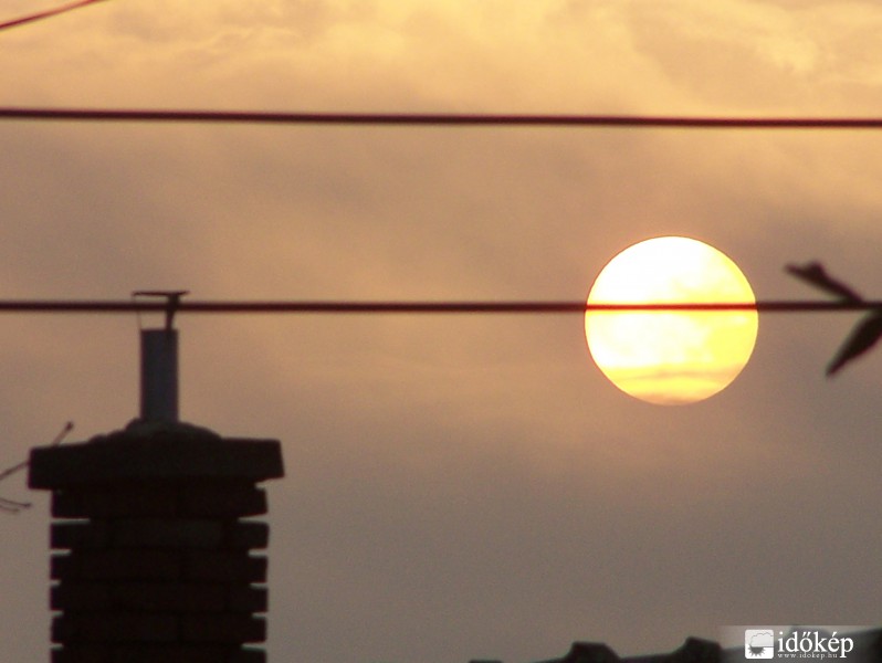 Szerencsére még nem nagyon jött füst a kéményből