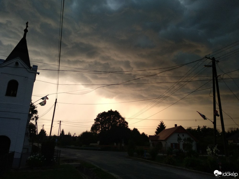 Kávás