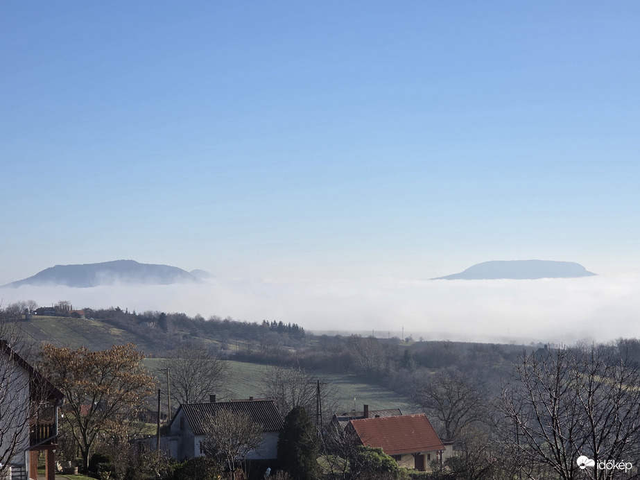 Badacsony és a Szent-György hegy kuemelkedik a ködtengerből