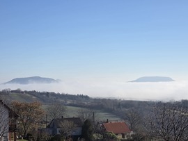 Badacsony és a Szent-György hegy kuemelkedik a ködtengerből