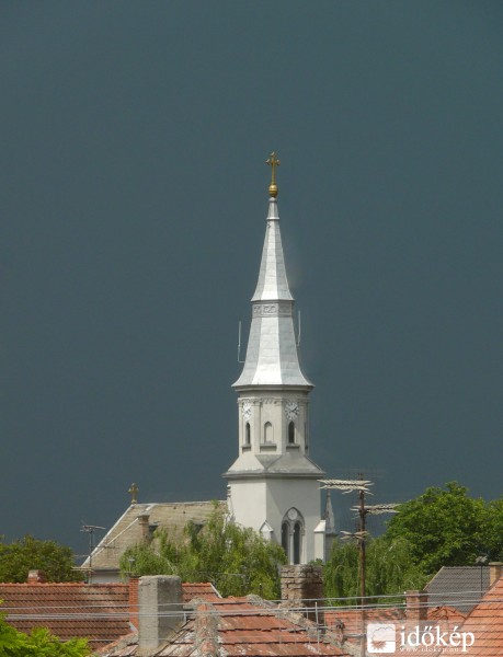 Magyarkanizsa egyik temploma, fekete felhőkkel