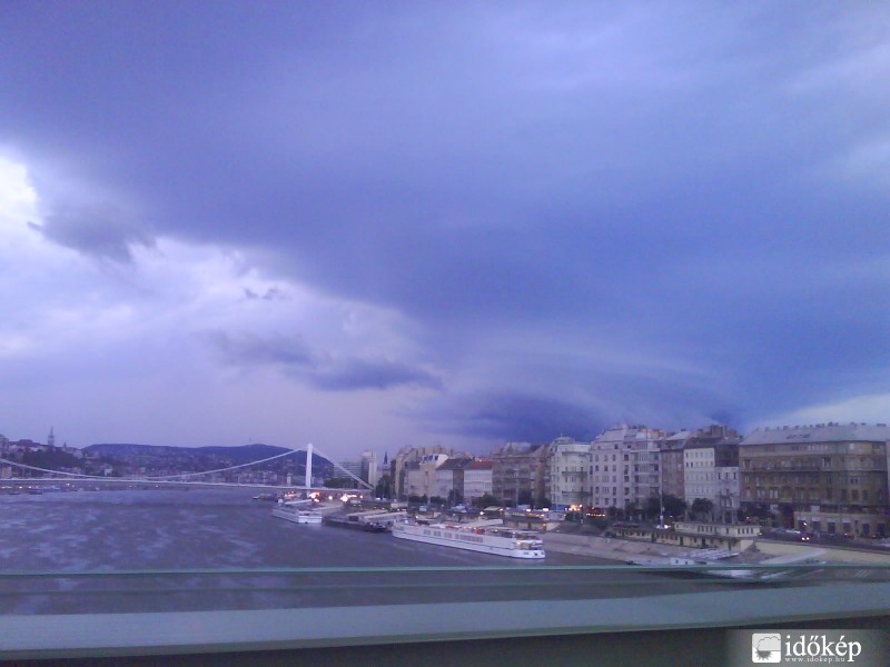 Egy kis tölcsért produkáló felhő