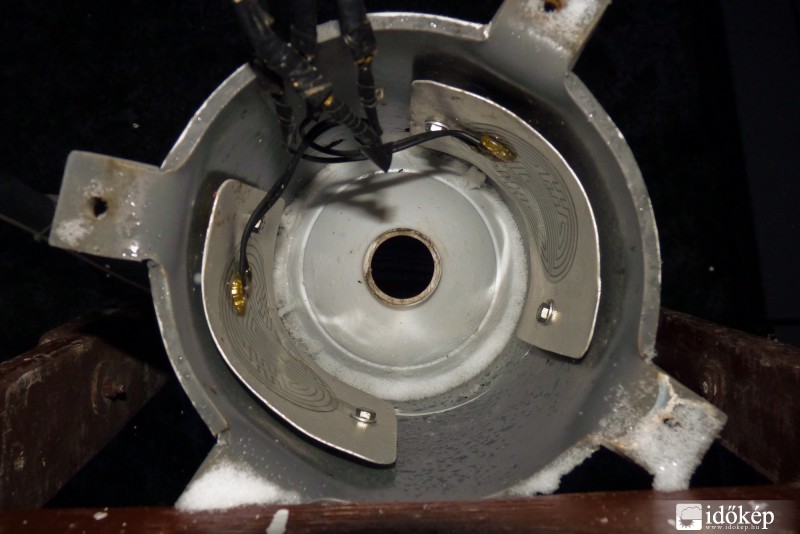 25 cm-s tölcsérrel kibővített csapadékmérő fűtése