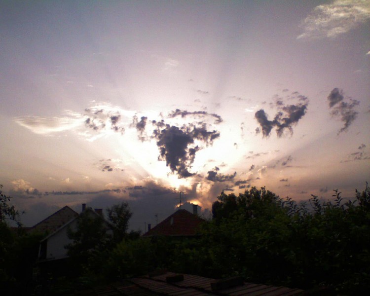 Haldokló nap a vihar előtt