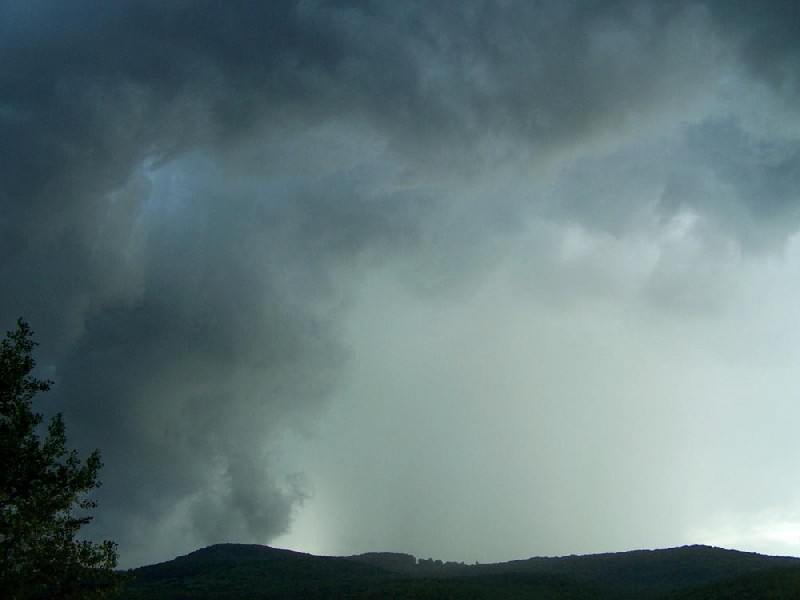 2006.08.28 Miskolc-Majláth Közvetlen a peremfelhő mögött. 1.