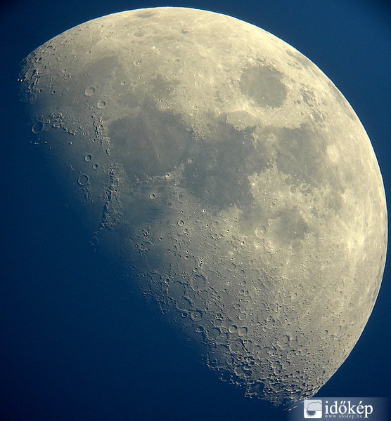 A Hold ma késő délután