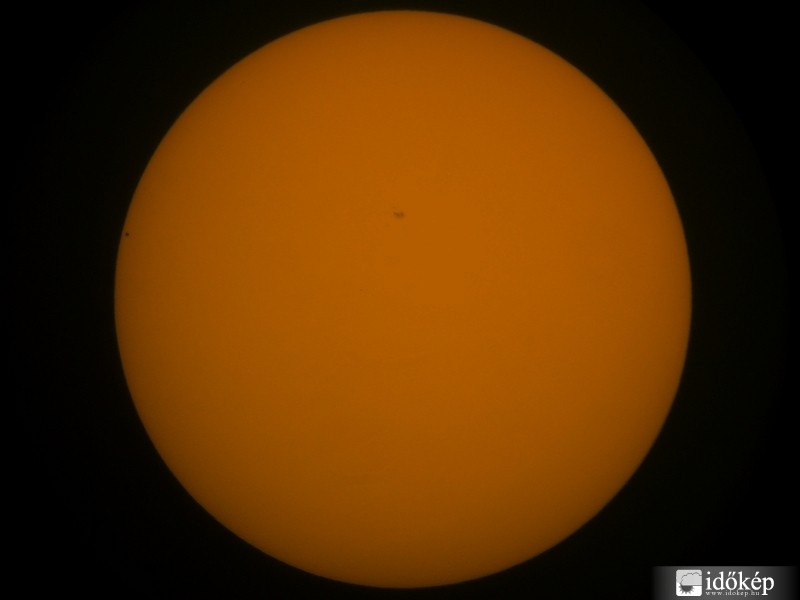 Merkúr a Nap korongja előtt(baloldalon a pici pötty)