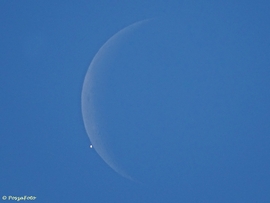 Ma délelőtt a Hold elfedte a Vénusz bolygót. Ez a fotóm két perccel a fedés előtt készült 11:09-kor.