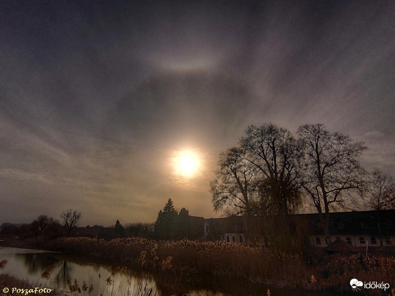 22°-os naphaló felső érintő ívvel - ma délután