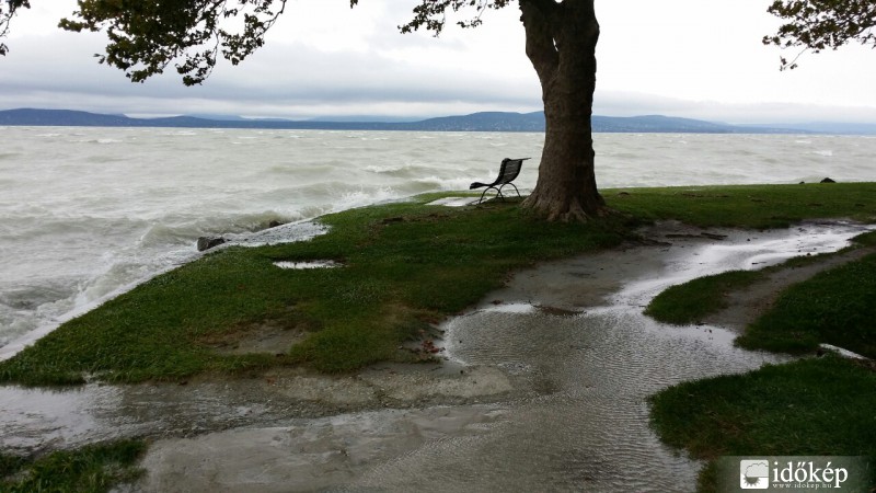 Kiöntött a Balaton