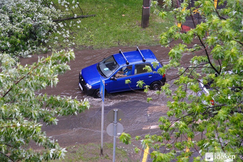 Debrecenben leszakadt eső mennyiségéről #1