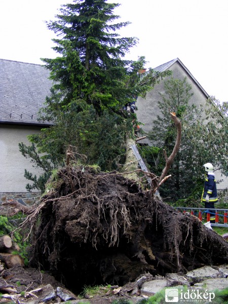 Munkában a tűzoltók