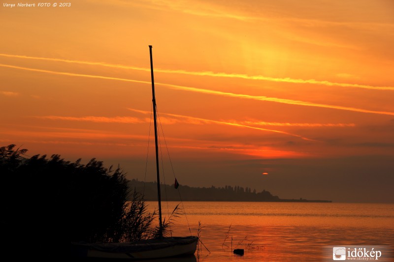 Balatoni, ködfelhős napkelte