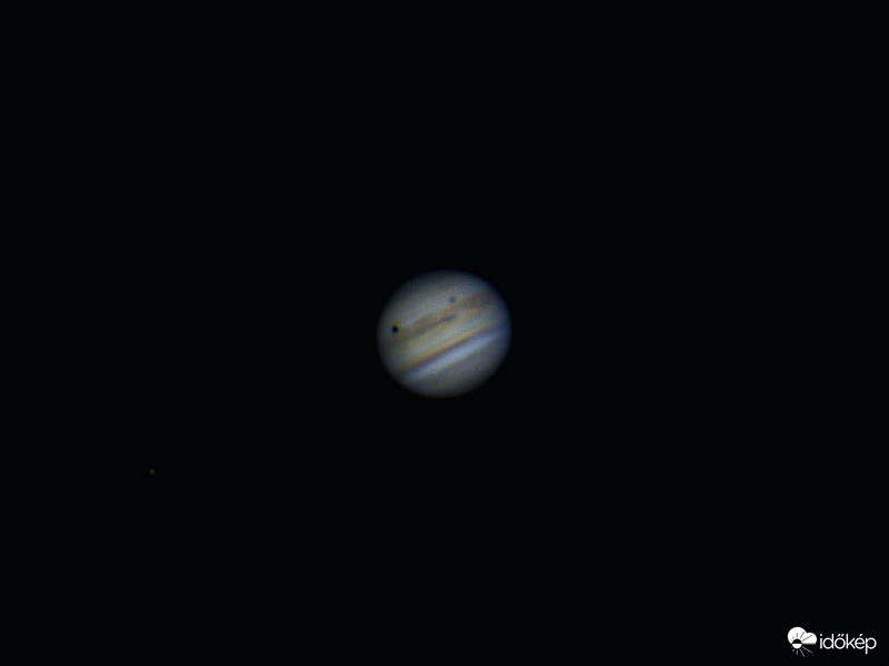 Ganümedesz és árnyéka a Jupiter korongján.