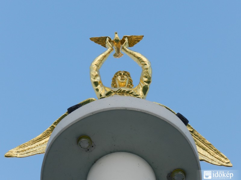 A felújított Siófoki mólón található emlékmű.