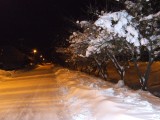 A hótól fénylő utca