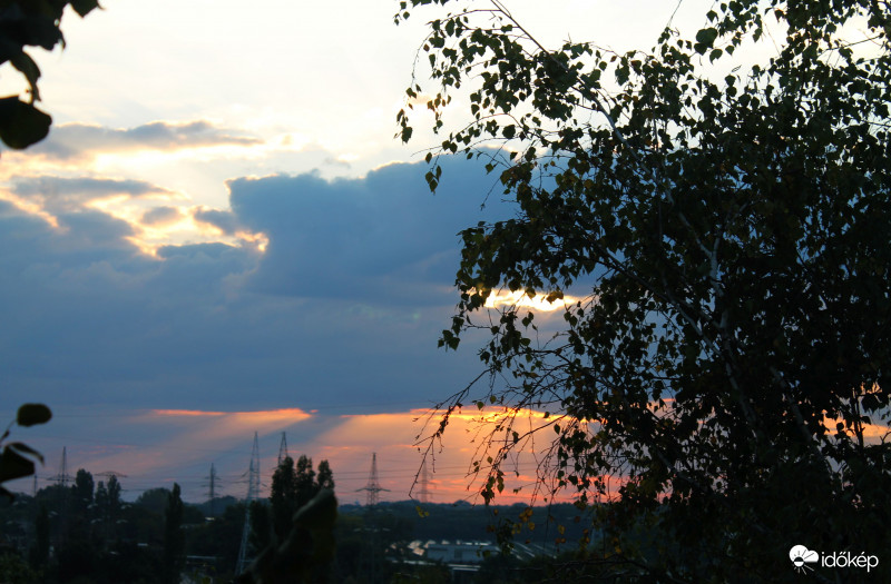 Felhők között bujkáló