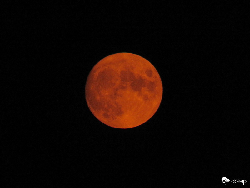 Milyen vörös ma a Hold!