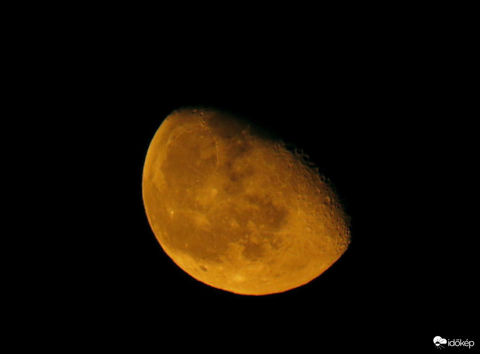 Narancsszínben kelt ma fel a Hold 
