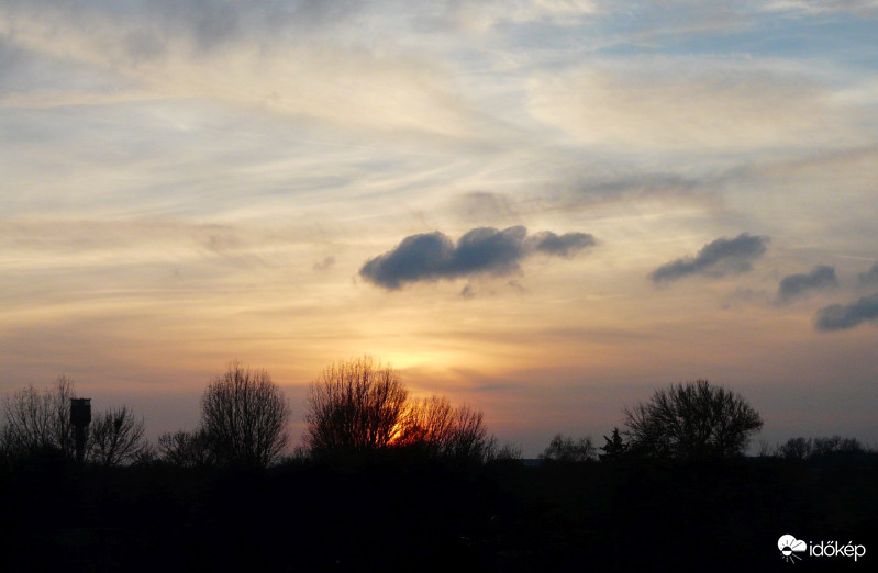 Már korán nyugszik a Nap.