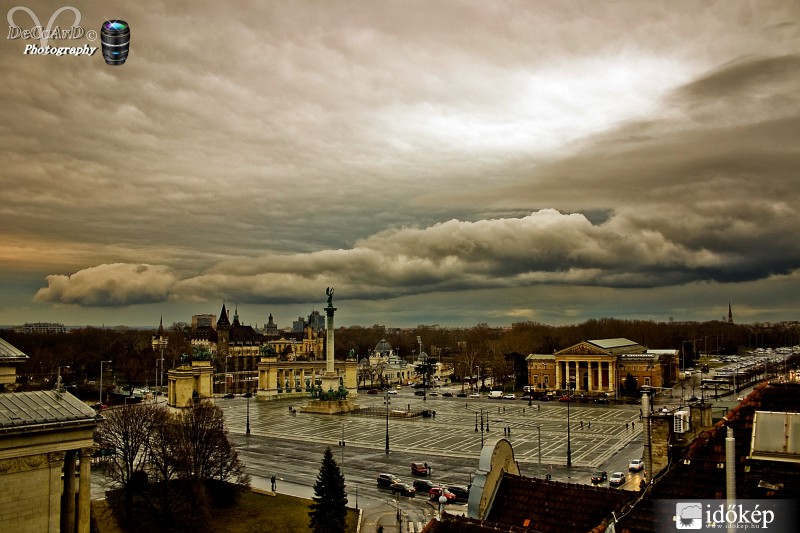 Felhők a tér felett...
