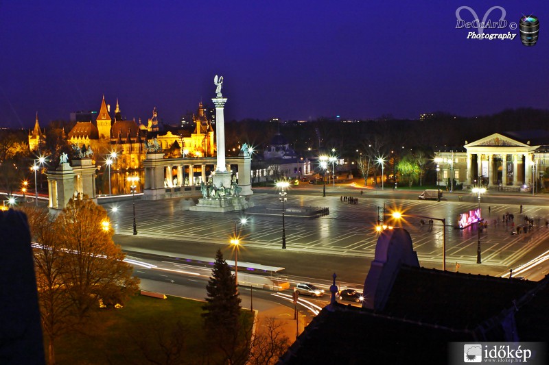 Hősök tere este egy különleges helyről, na meg a Budapest felirat... :)