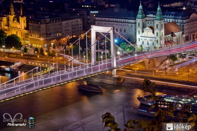 Esti forgalom a hídon...