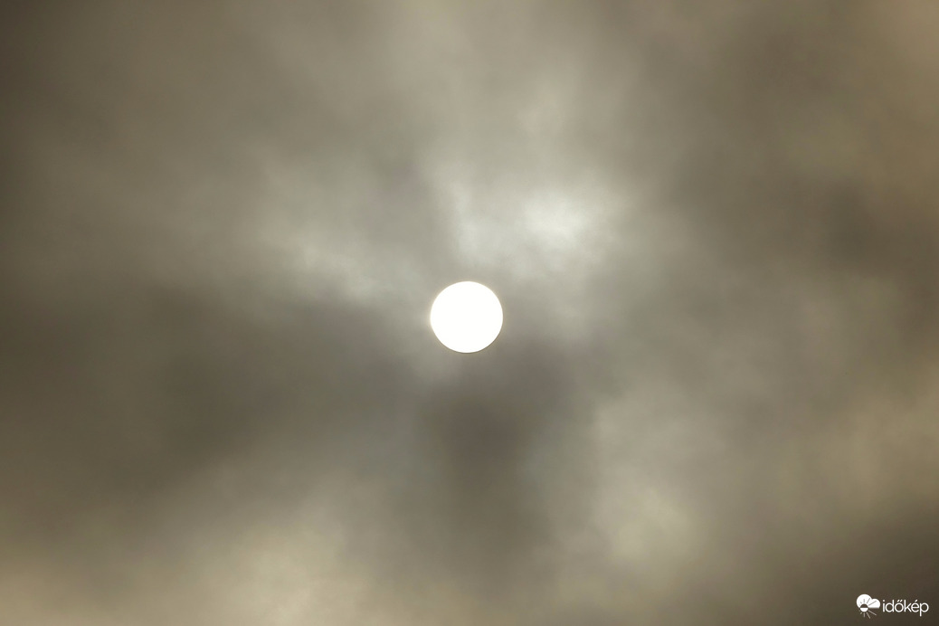 Felhők mögé bújva