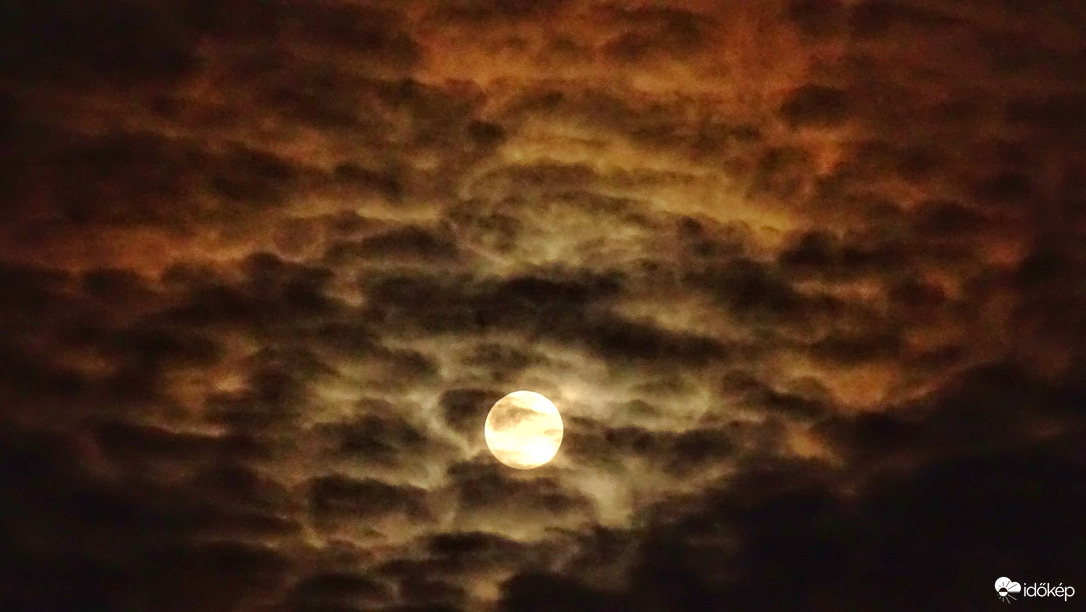 Felhős telihold