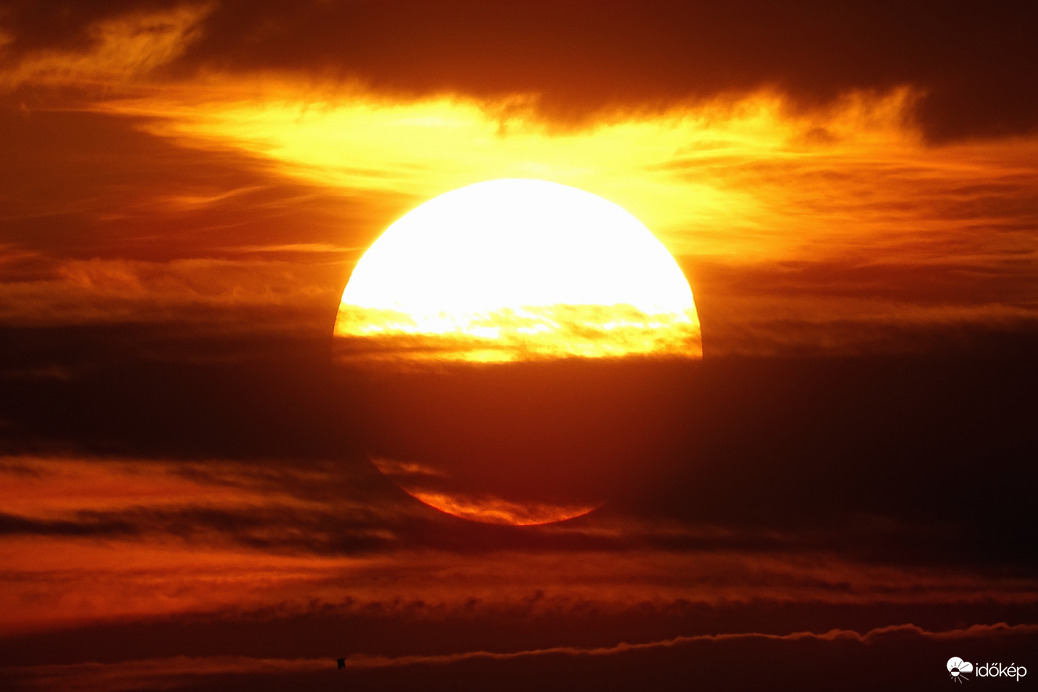 Felhős bújócska... 