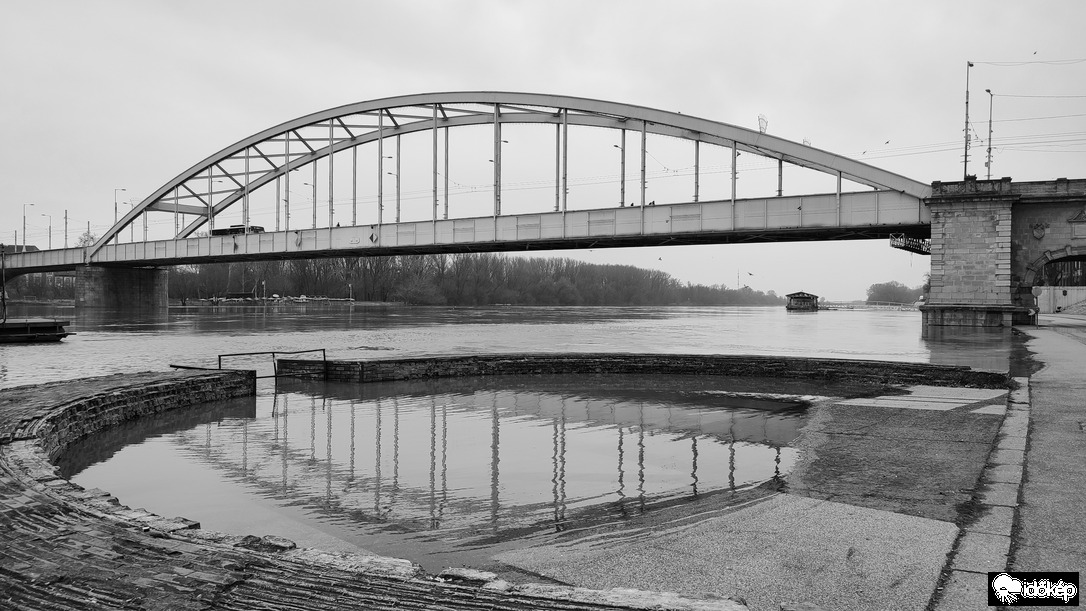 Megsimogatta a Tisza a rakpartot... 