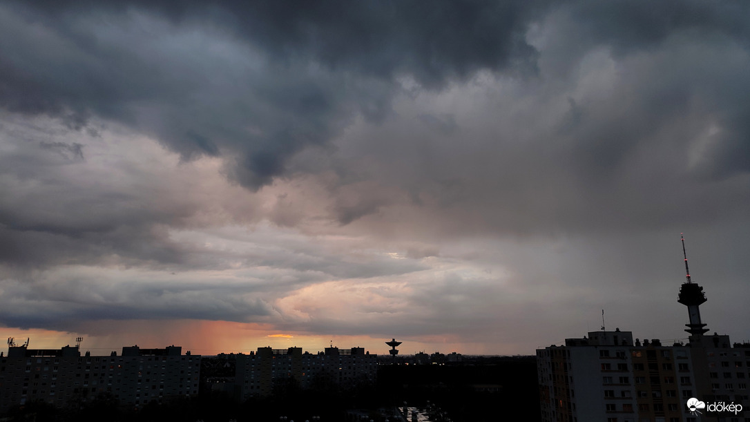 Tornyos naple esőfüggönnyel... 