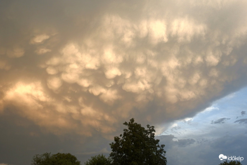 Látványos mamma-felhők naplemente idején :)