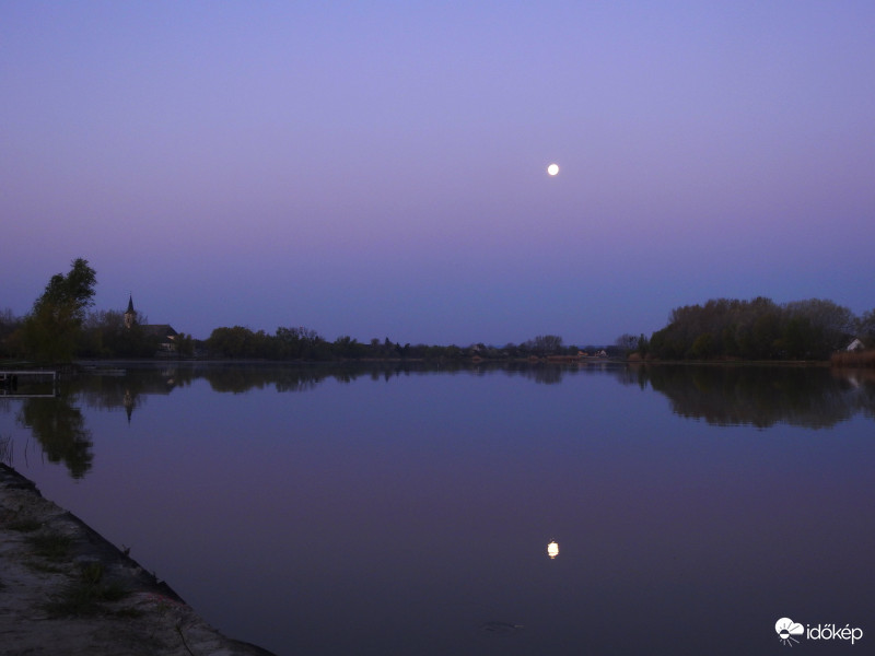 Reggeli telihold a Holt-Duna felett :) 