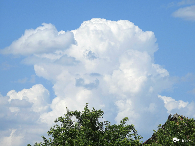 27,5 °C volt ma, szép "habos" felhőkkel :)