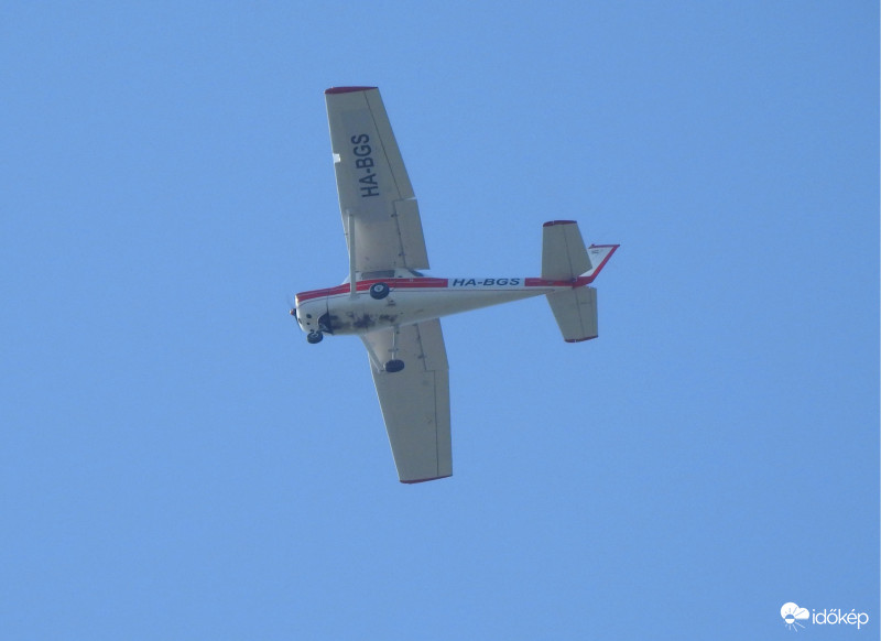 Szerintem ez volt az a repülő, amelyik ma lájkot "rajzolt" az égen. :)