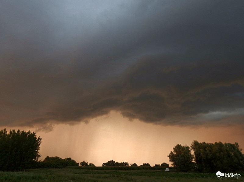 Felhőszakadás és jégeső lett belőle